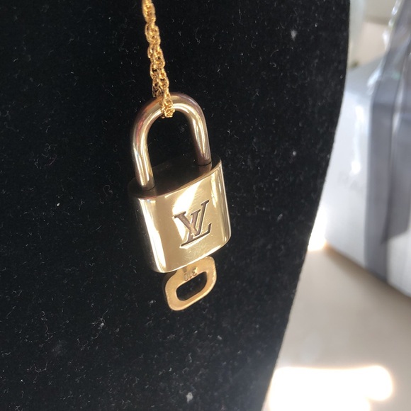 Gold Necklace with Padlock Pendant 310 - Picture 7 of 7